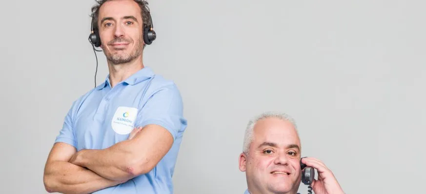 Dos trabajadores de Contact Center trabajando.